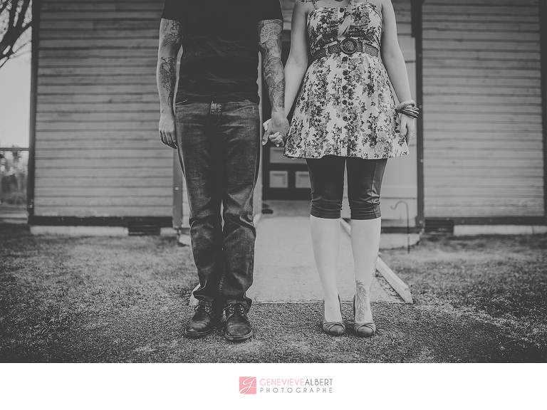 fiancailles, engagement, cumberland heritage village museum, vintage, gas station, barn, old house, ottawa, rockland, photographer, photographe, genevieve albert photographe