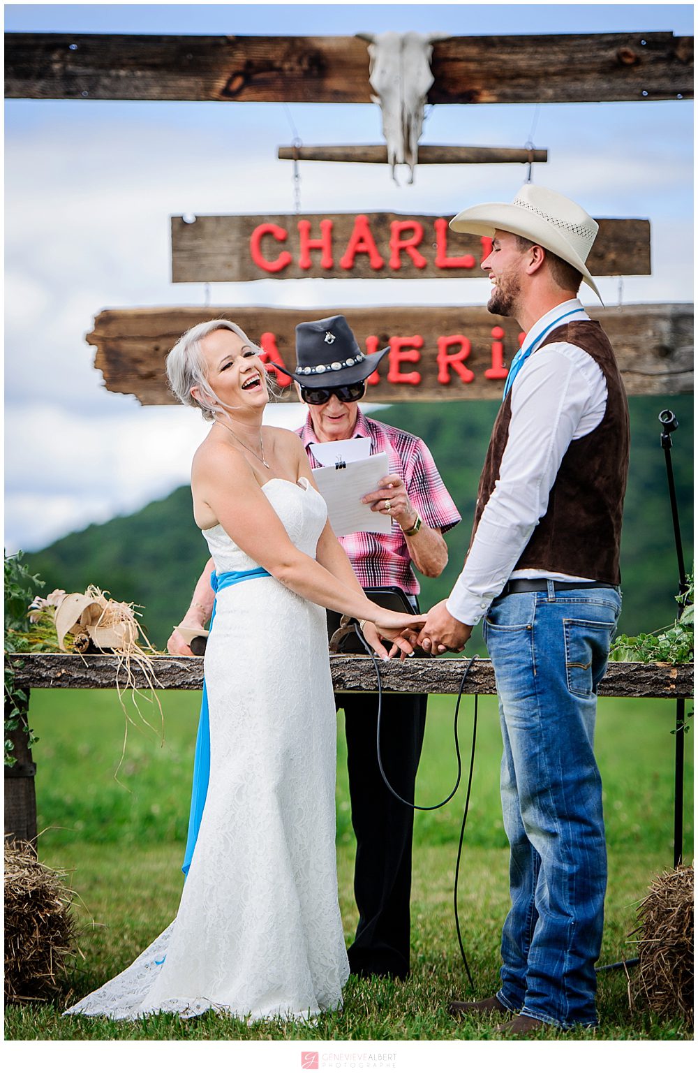 grange, mariage, ferme, cowboy, ranch, wedding, barn, country, photographer, genevieve albert, photographs, st-andré-avellin, chevaux, horse,
