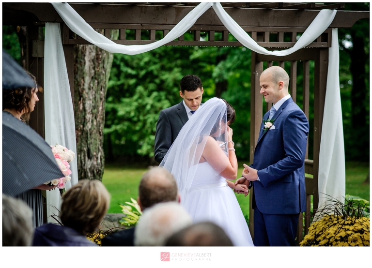 Strathmere, wedding, venue, mariage, pluvieux, rainy, photographer, photographe, genevieve albert, rustic, ottawa